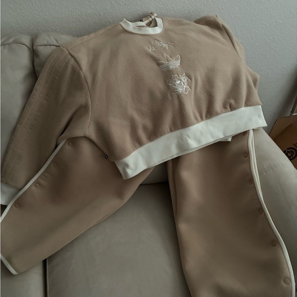 Adidas Beige and White Fleece Top/ Pants With that Oversized Aesthetic.